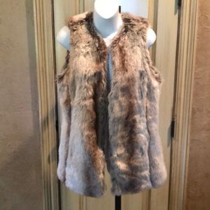White House Black Market fur vest w/ pockets